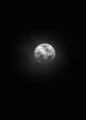 Gif Luna de noche con nubes alrededor 