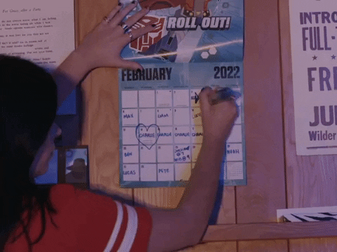 mujer marcando en su calendario cuáles son los mejores días para publicar en redes.- Blog Hola Telcel