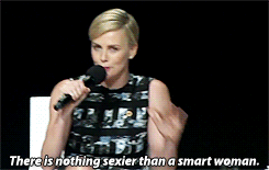 Charlize Theron durante un'intervista