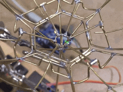 механический цветок, механический тюльпан, механический цветок расцветает от прикосновения