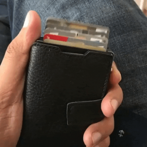 Sacando las tarjetas de crédito o débito de la cartera