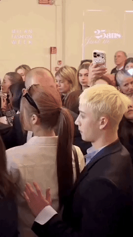 Бан Чан из Stray Kids привлек внимание, защитив Юнджин из LE SSERAFIM в толпе 5 Бан Чан из Stray Kids привлек внимание, защитив Юнджин из LE SSERAFIM в толпе