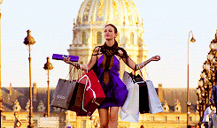 Blair Waldorf con muchas bolsas de tiendas