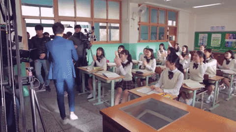 Пак Бо Гом шокировал школьниц, притворившись учителем