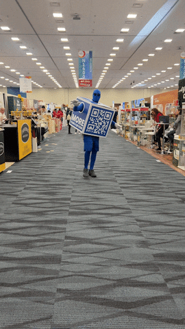 homem vestido de QR Code correndo pelo corredor de uma loja