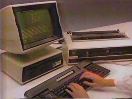 mulher usando computador antigo