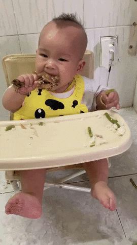 Đang cho tập dùng thìa mà chỉ thích bốc thôi các mom ạ
Chàng trai tháng 6 của em
Mỗi lần ăn hào hứng lắm, tuy ăn blw không được nhiều nhưng tv con hợp tác với mẹ.
Chuột tháng 6 của các mom sao rồi ạ