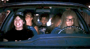 Un grupo de chicos en el coche haciendo headbanging