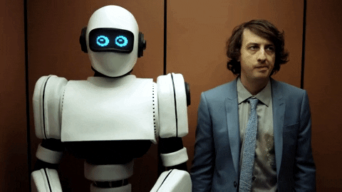 Homem e robô dentro de um elevador