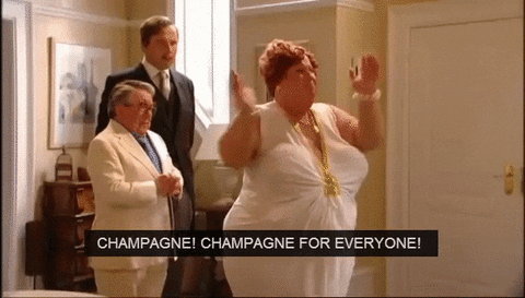 Une femme toute guillerette s’exclame : champagne pour tout le monde