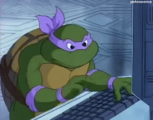 Donatello do desenho Tartarugas Ninjas usando um computador antigo