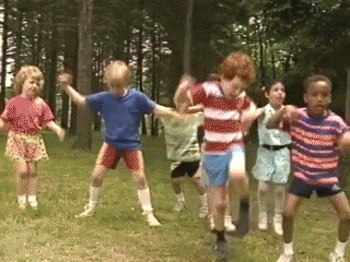 niños bailando a lo loco en un bosque