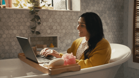 Home office: gif cômico de mulher trabalhando de dentro da banheira