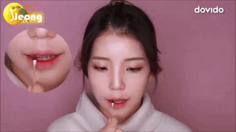 Dùng tăm bông tán son môi sẽ khiến màu son đều màu hơn (Nguồn: JJeong U/Youtube)