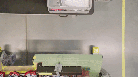 GIF Posnetek delavcev, ki sestavljajo produkt