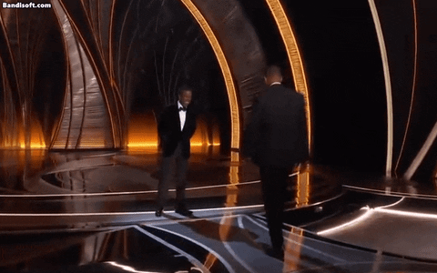 Will Smith lao thẳng lên sân khấu Oscar 2022 để đánh Chris Rock. (Ảnh: Internet)