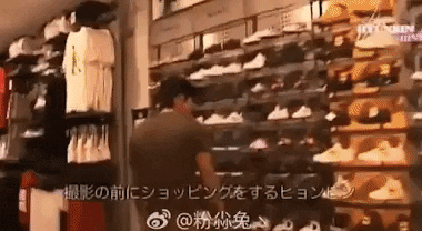 Hyun Bin từng tiết lộ thích sưu tầm giày trẻ con. (Ảnh: Internet)