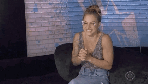 mujer en un reality show sonriendo mientras aplaude de felicidad y mueve sus manos indicando que le gusta la nueva función de Instagram que filtra los mensajes directos.- Blog Hola Telcel