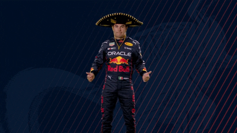 Checo Pérez bailando por ganar con el auto de Oracle Red Bull Racing.- Blog Hola Telcel