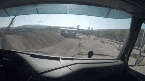 4-летняя девочка управляла самосвалом, девочка управляла самосвалом пуль управления, девочка грузовик Volvo, испытания Volvo FMX