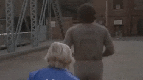 Gif de Rocky Balboa en plein jogging, se retournant pour inviter des jeunes à le suivre