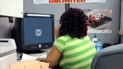 Een vrouw valt van haar bureaustoel omdat ze schrikt van een berichtje dat op haar computerscherm verschijnt bij sympl.
