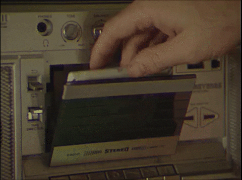 obračanje kasete v kasetofonu