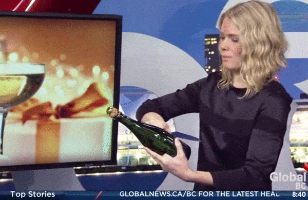 Une femme fait exploser la bouteille de champagne en voulant la sabrer