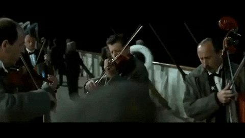 cena do filme Titanic, onde a banda segue tocando violinos em meio ao caos