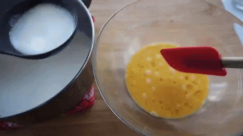 Từ từ cho từng muỗng sữa vào phần trứng