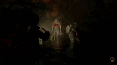 Agente del FBI encendiendo una bengala en medio del bosque en uno de los capítulos del videojuego en Alan Wake 2.- Blog Hola Telcel