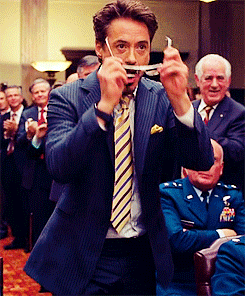 Robert Downey Jr poniéndose lentes y pulgar arriba