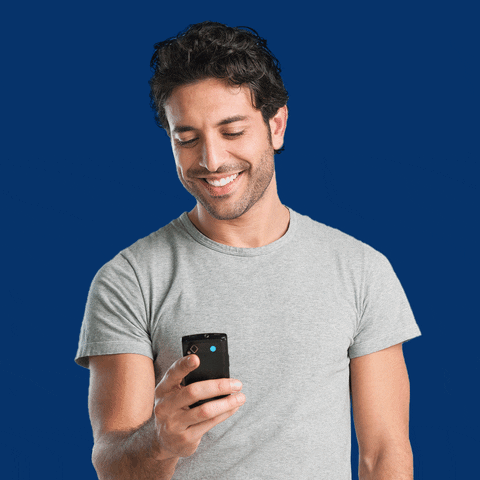 Hombre mejorando la conexión bluetooth entre su Xiaomi y otros dispositivos al actualizarlos desde su smartphone.- Blog Hola Telcel 