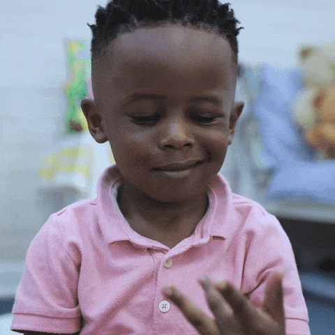 Enfant en train de compter sur ses doigts