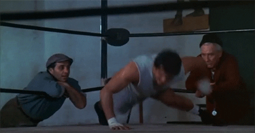 Gif de Rocky Balboa faisant des pompes sautées sur une main