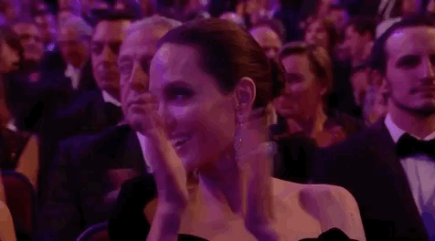 Angelina Jolie sonriendo y aplaudiendo.- Blog Hola Telcel