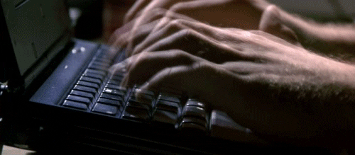 雙手在鍵盤上快速打字
