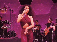 Nueva Mujer on X: Frases para entender el amor como #SelenaQuintanilla / X