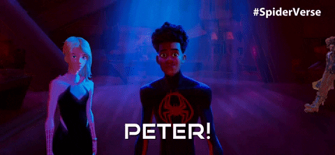 Miles Morales abrazando a Peter Parker antes de conocer cuál es su destino en Spider-Man: A través del Spider-Verso.- Blog Hola Telcel