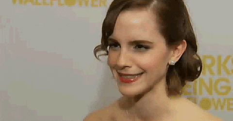Emma Watson festejando en una alfombra roja
