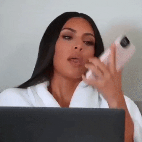Kim Kardashian escuchando un audio de WhatsApp con las nuevas velocidades- Blog HolaTelcel