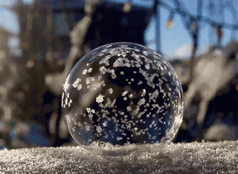 Bong bóng tuyết hay bong bóng đóng băng là một thí nghiệm cực kỳ được yêu thích vào mùa đông. (Ảnh: Internet)