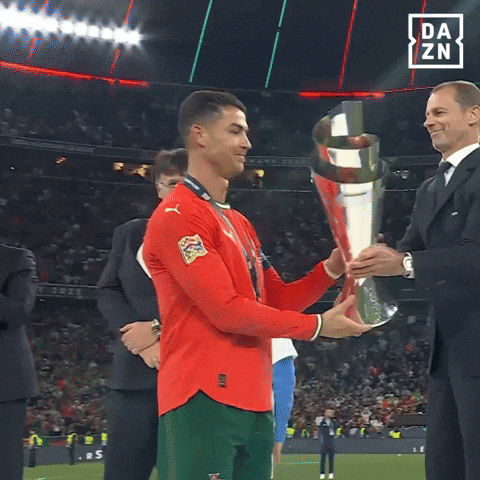 https://giphy.com/gifs/ElevenSportsBE-fall-ronaldo-trophee-ezgSz8bmMxMVq8kqW5