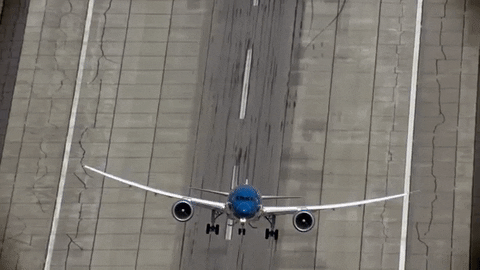 boeing 787 taking off