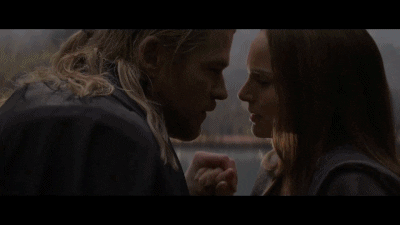 Brie Larson y Natalie Portan pelean por el martillo de Thor 
