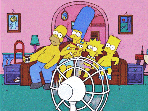 Los Simpson sentados en su sillón buscando el viento del ventilador