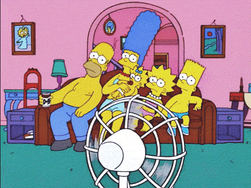 Simpsonowie siedzą w fotelu i wyczekują powiewu z wentylatora.