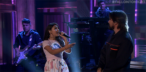 Juanes cantando y bailando en un reality Show junto a una artista antes de tener un estilo renovado como en la canción 'Una noche contigo'.- Blog Hola Telcel 