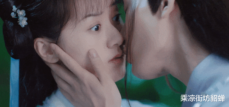 Thành Nghị và Viên Băng Nghiên có khá nhiều cảnh hôn trong Lưu Ly (GIF: Internet)