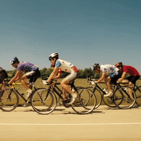 Ciclistas andando de bicicleta juntos